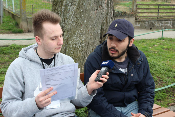  Fabrice Even (18) interviewt den jungen Syrer Khalid