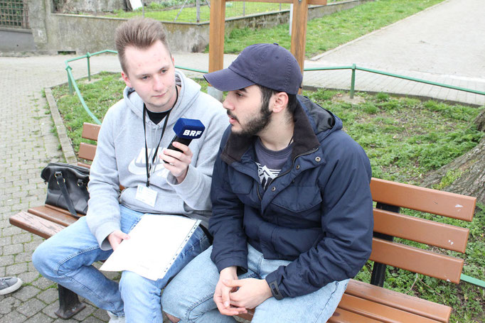 Fabrice Even (18) interviewt den jungen Syrer Khalid
