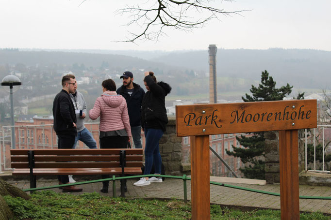 Das Team steht im Park Moorenhöhe und plant das Interview