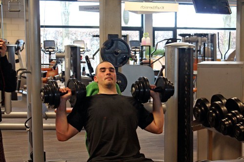 John beim Hanteltraining. Für ihn ist Fitness Spaß pur.