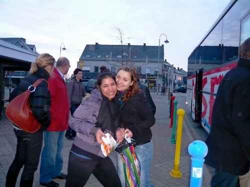 Nora und Stephanie freuen sich auf den bevorstehenden Tag