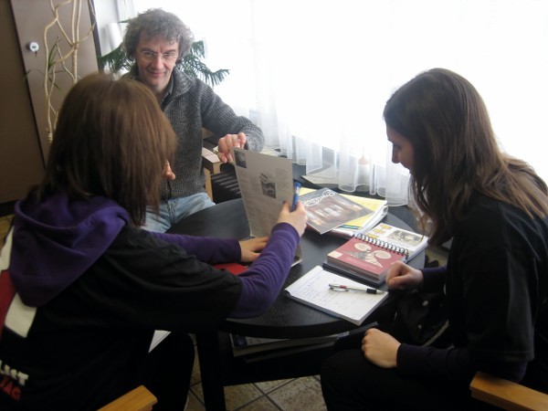 Man setzt sich zuerst einmal an einen Tisch ...