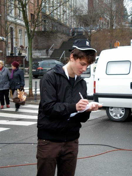 Simon nimmt fleißig Notizen