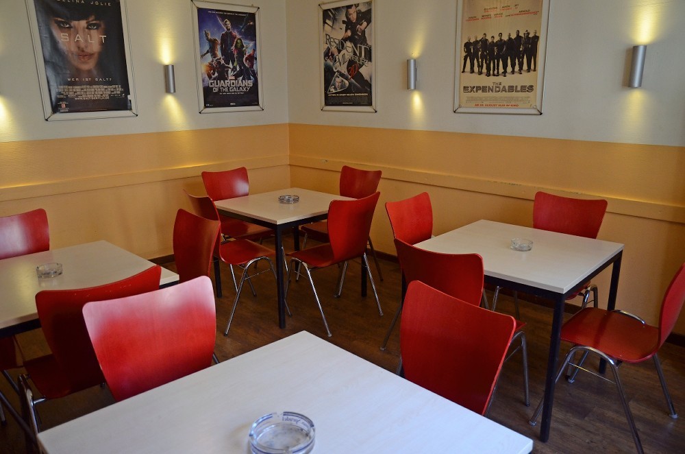 Es gibt auch einen Fernsehraum im Café Plattform.