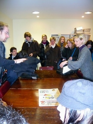 Die ersten Erklärungen im Versammlungsraum