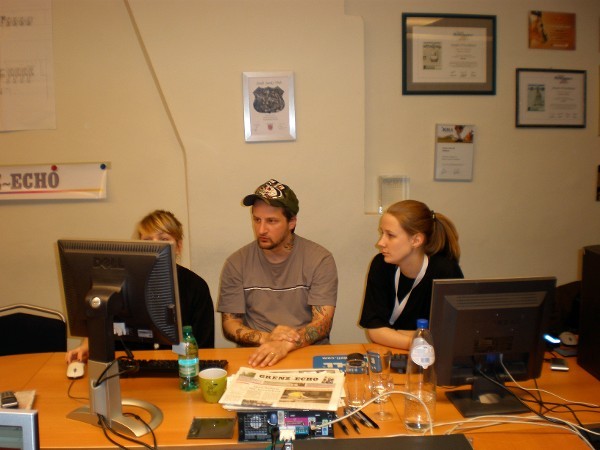 Die Layouter Jil und Laurence mit Oli am Werk