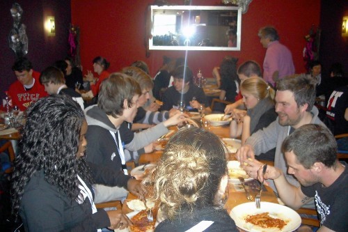 Leckere Pizza, leckere Nudeln, leckerer Salat