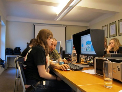 Leonie beim Zeichnen