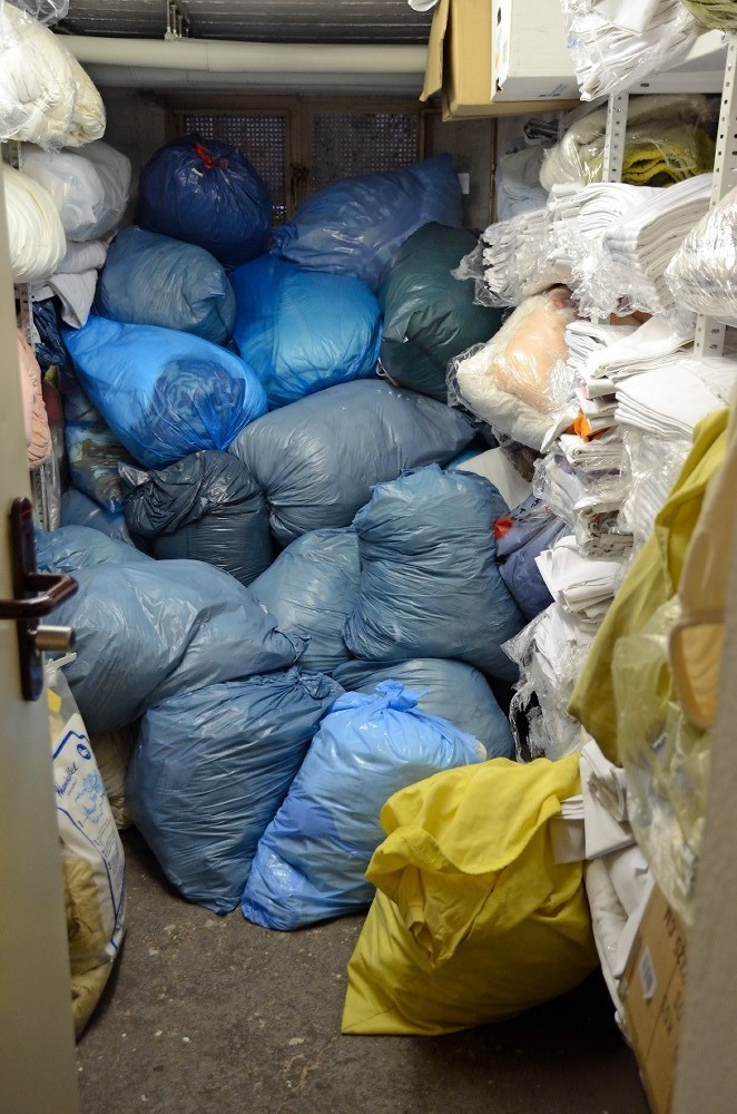 Liegengebliebene Kleidung und private Sachen der Obdachlosen, die nicht mitgenommen werden, werden drei Monate lang aufbewahrt. 