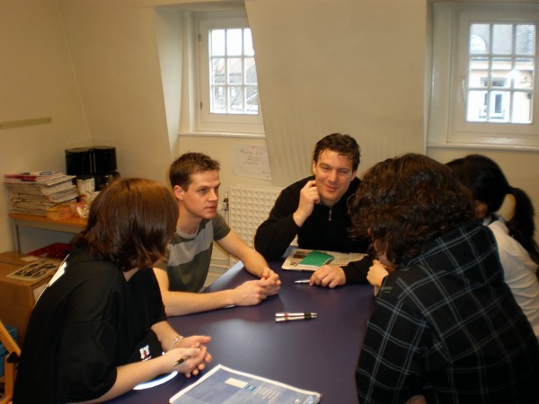 Die Konferenz des Fernsehteams