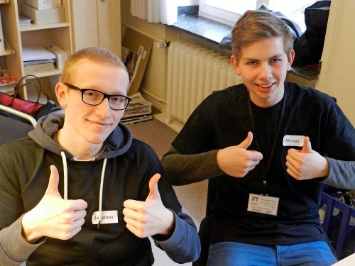 Jonathan und Michael in der Internetredaktion von vorne...