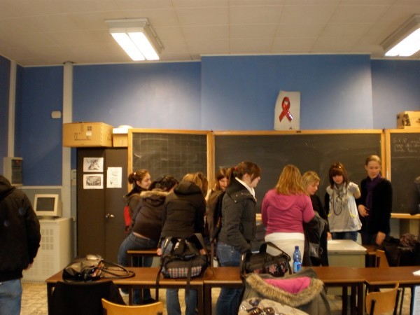 Alle versammeln sich um unsere Deutschlehrerin