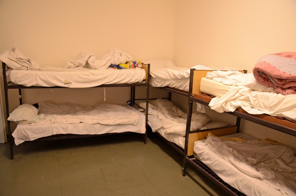 Im Café Plattform gibt es drei Schlafräume mit jeweils acht, bzw. drei Betten. Es gibt auch zusätzliche Beistellbetten.