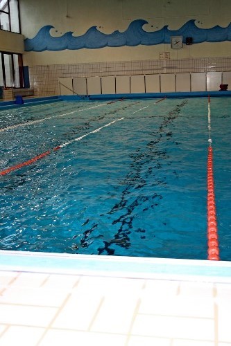 Unser geliebtes Hallenbad, wie viele Stunden wir dort schon verbringen mussten.