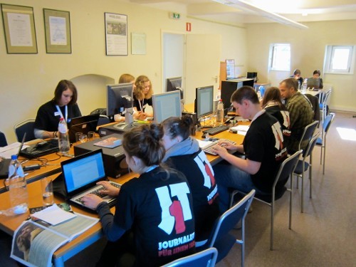 Journalisten beim Tippen eines Artikels