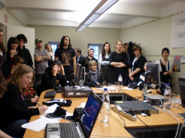 Man hört aufmerksam zu und nimmt Notizen