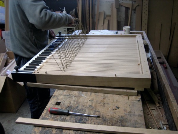 Die Saiten einer Orgel