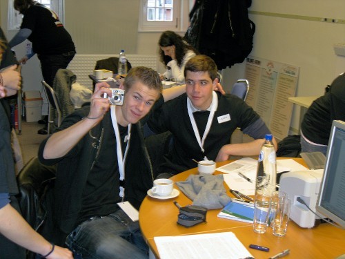 Alessio und Laurent amüsieren sich beim Fotografieren