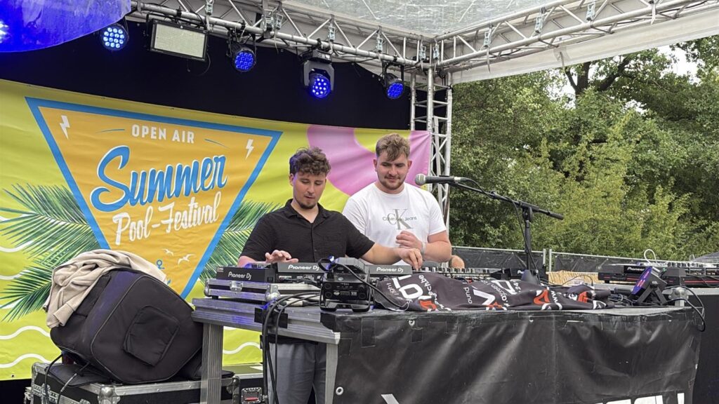 Marlon Simons (links) und Giorgio Custers bei ihrer Leidenschaft Kelmis in Partystimmung zu versetzen.