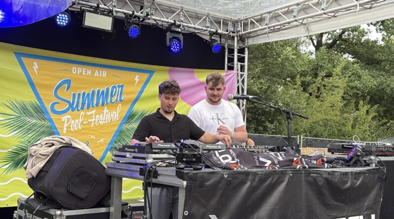 Marlon Simons (links) und Giorgio Custers bei ihrer Leidenschaft Kelmis in Partystimmung zu versetzen.