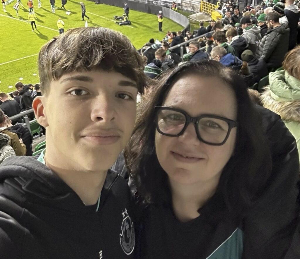 Katja Szislowski-Reucker mit Begleitung im Tallaght Stadion, Dublin (Irland)